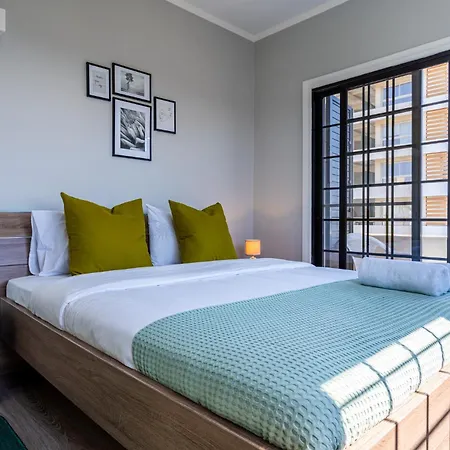 Peale's 2-br & Balcony In Mackenzie Larnaca