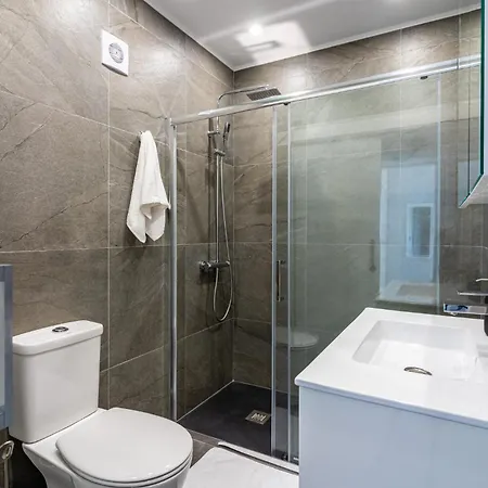 Peale's 2-br & Balcony In Mackenzie * Larnaca