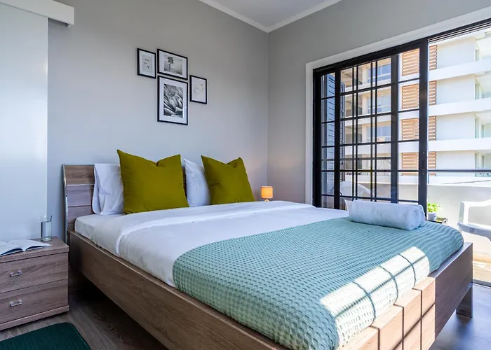 Peale's 2-br & Balcony In Mackenzie Larnaca