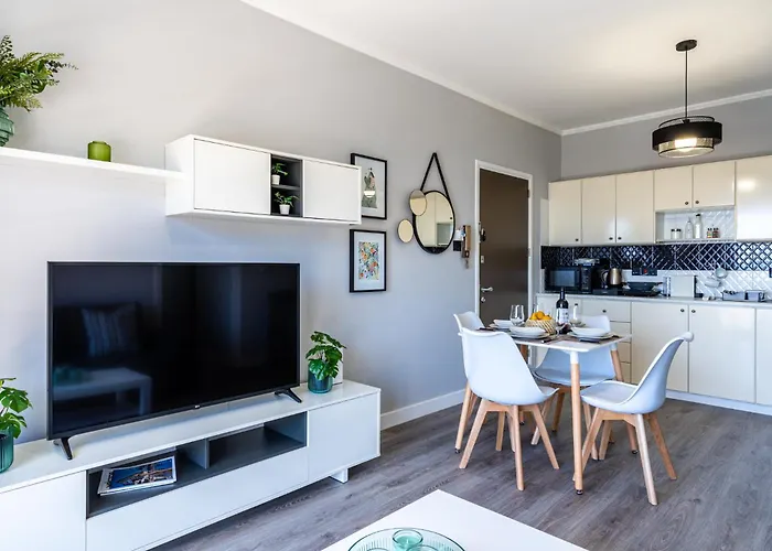 Peale's 2-br & Balcony In Mackenzie