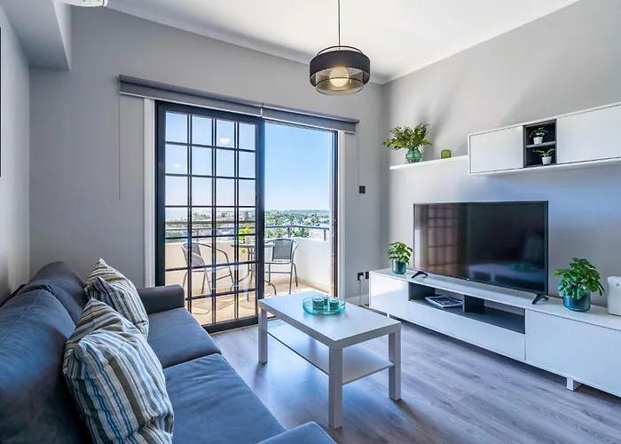 Peale's 2-br & Balcony In Mackenzie Appartement Larnaca