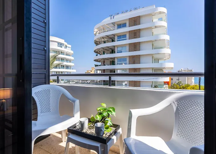 Appartamento Peale's 2-br & Balcony In Mackenzie Larnaca