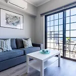 Peale's 2-br & Balcony In Mackenzie *