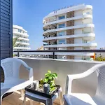 Lejlighed Peale's 2-br & Balcony In Mackenzie Larnaca