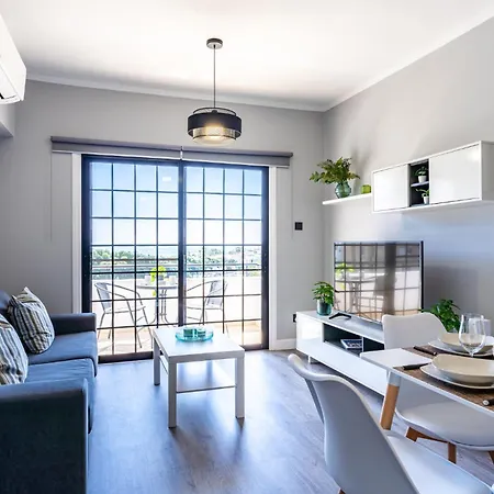 Peale's 2-br Apt&balcony In Mackenzie Apartment
