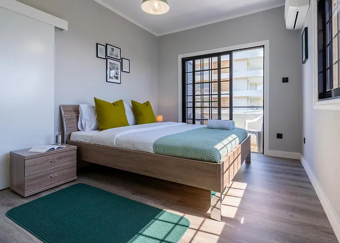 Peale's 2-br & Balcony In Mackenzie * Larnaca