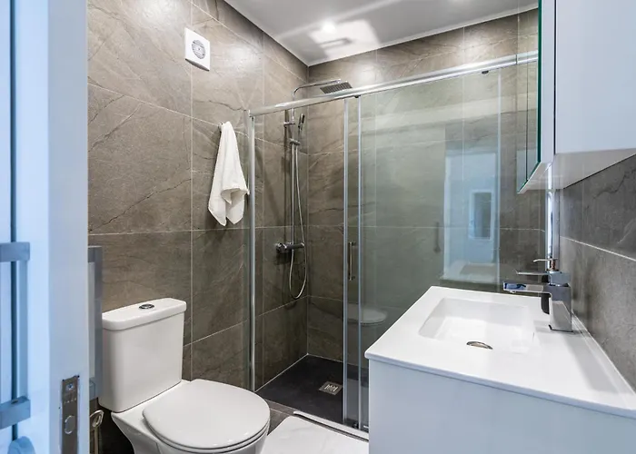 Peale's 2-br & Balcony In Mackenzie * Larnaca