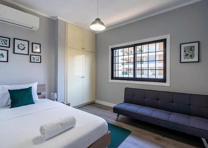 Peale's 2-br & Balcony In Mackenzie *