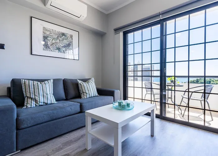 Peale's 2-br & Balcony In Mackenzie *