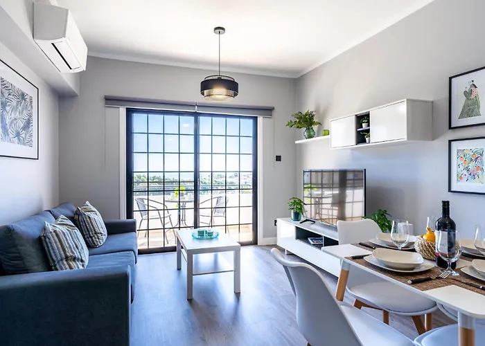 Peale's 2-br & Balcony In Mackenzie Apartment