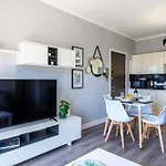Peale's 2-br & Balcony In Mackenzie