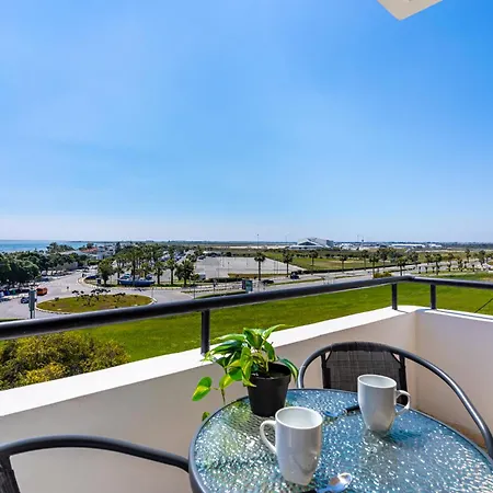 아파트 Peale's 2-br & Balcony In Mackenzie 라르나카