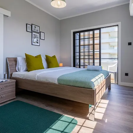 Peale's 2-br & Balcony In Mackenzie * 라르나카