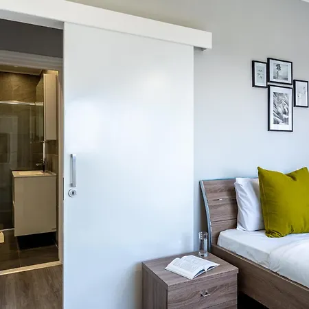 Peale's 2-br & Balcony In Mackenzie 아파트 라르나카